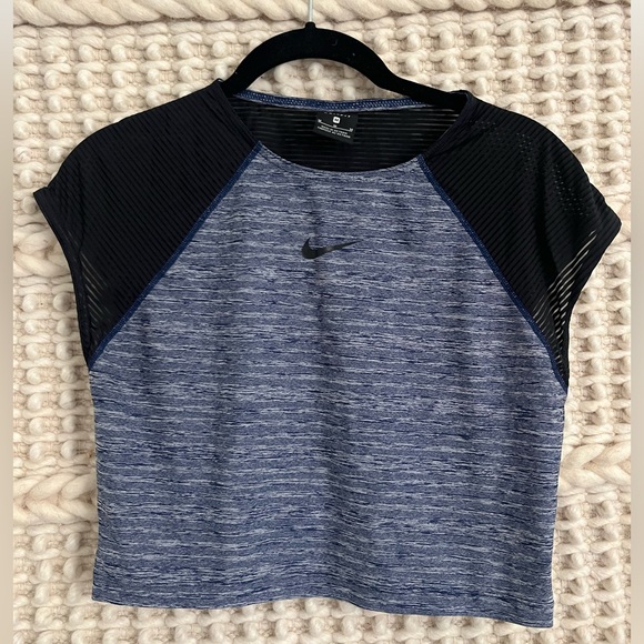 NIKE Medium Black / Blue Athletic Workout Top - Picture 1 of 3